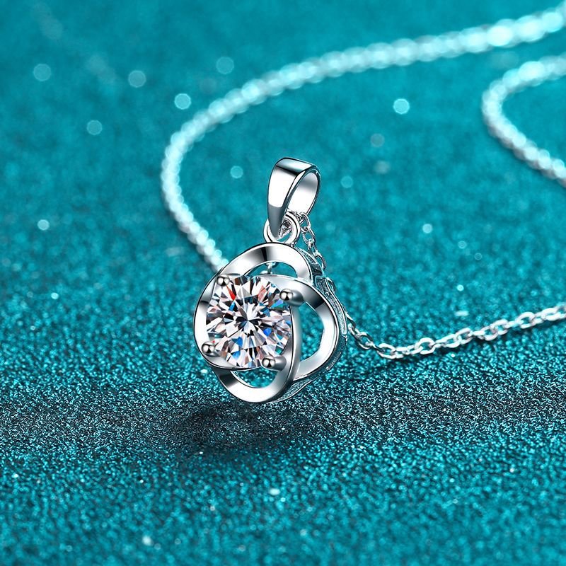 925 Silver Fashion Four-Claw 1 Carat Moissanite Pendant Necklace for Women
