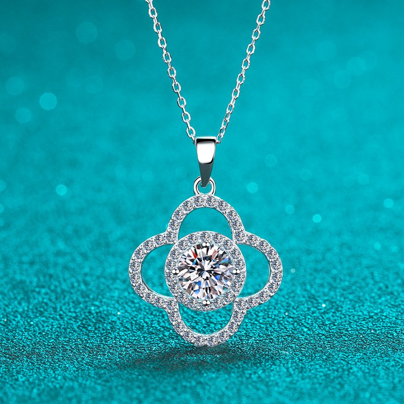 S925 Sterling Silver Clover Pendant Necklace 1 Carat Moissanite